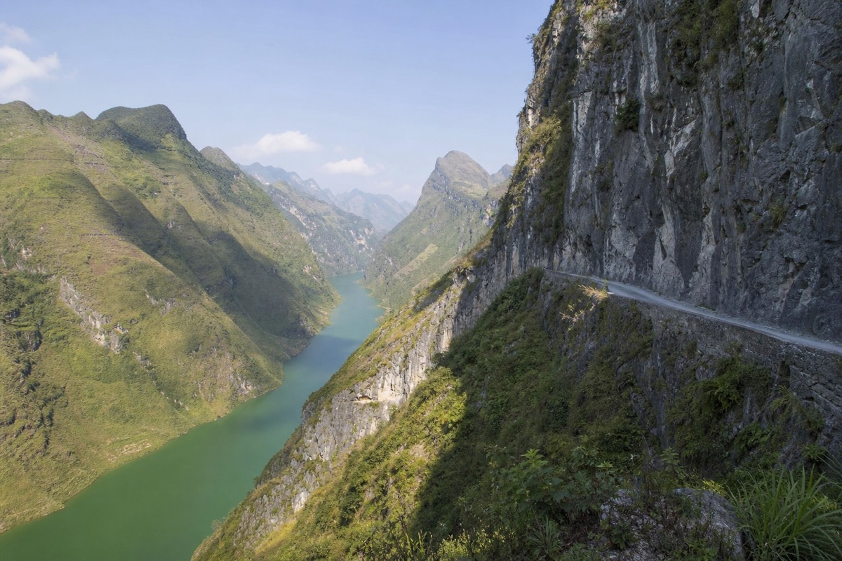 Ma Pi Leng Pass, the highest and most dramatic stretch of the loop