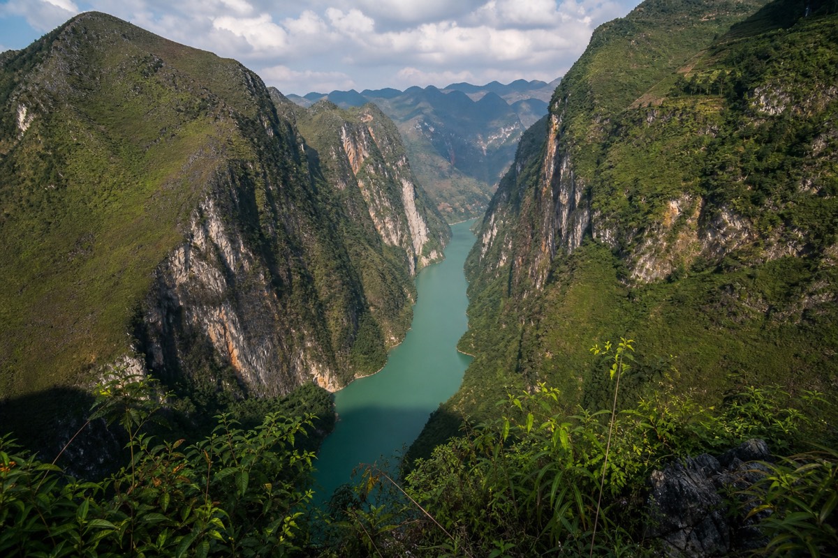 Ma Pi Leng Pass, the highest and most dramatic stretch of the loop